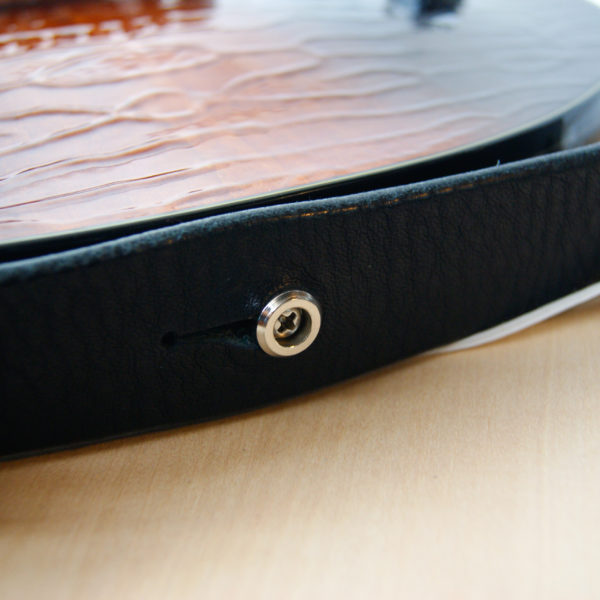 革のギターストラップ